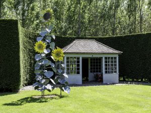 garden-sculpture-2351557_1280
